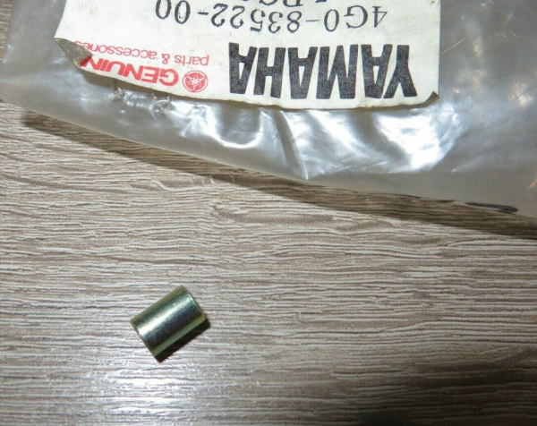 Yamaha Befestigungshülse Tacho Drehzahlmesser XJ550 collar meter 4G0-83522-00 Original NEU 4G0-83522-00 Original Ersatzteil –